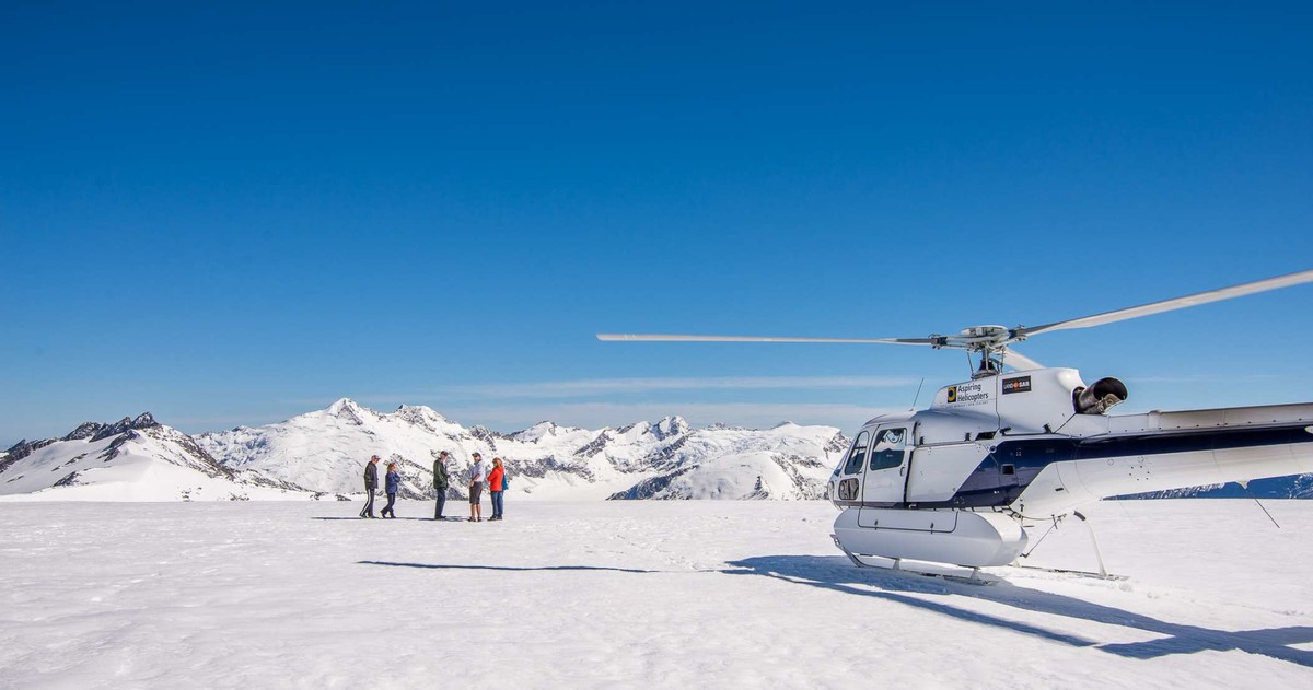 直升机观雪山雪景